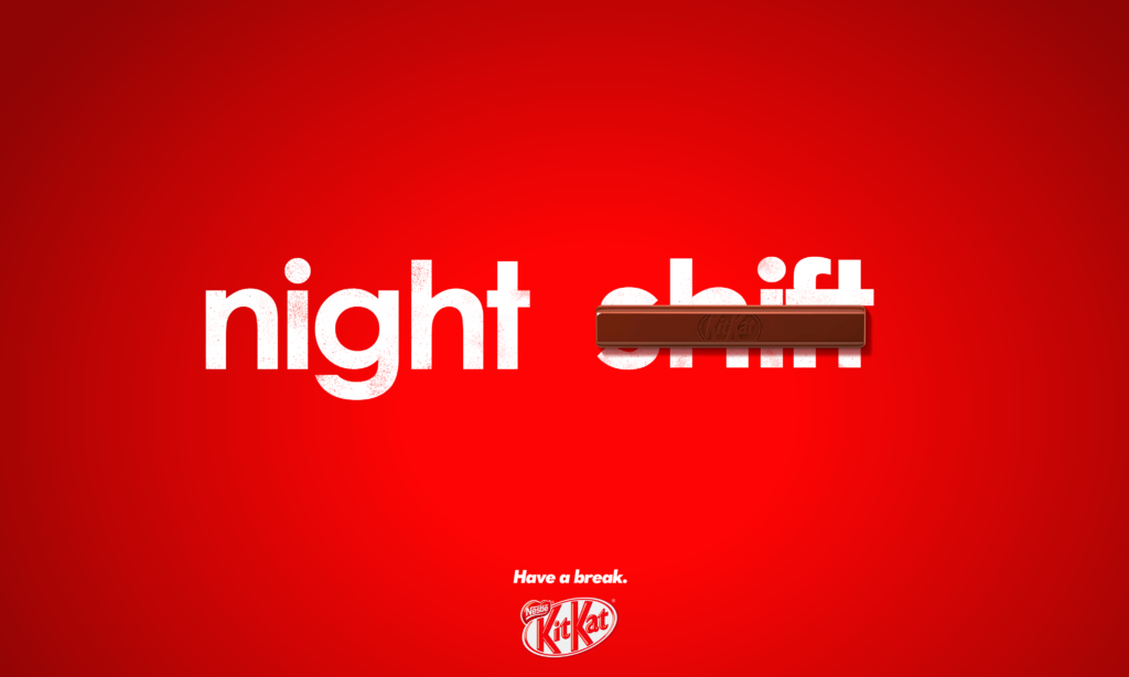 affiche publicitaire KitKat texte blanc sur fond rouge